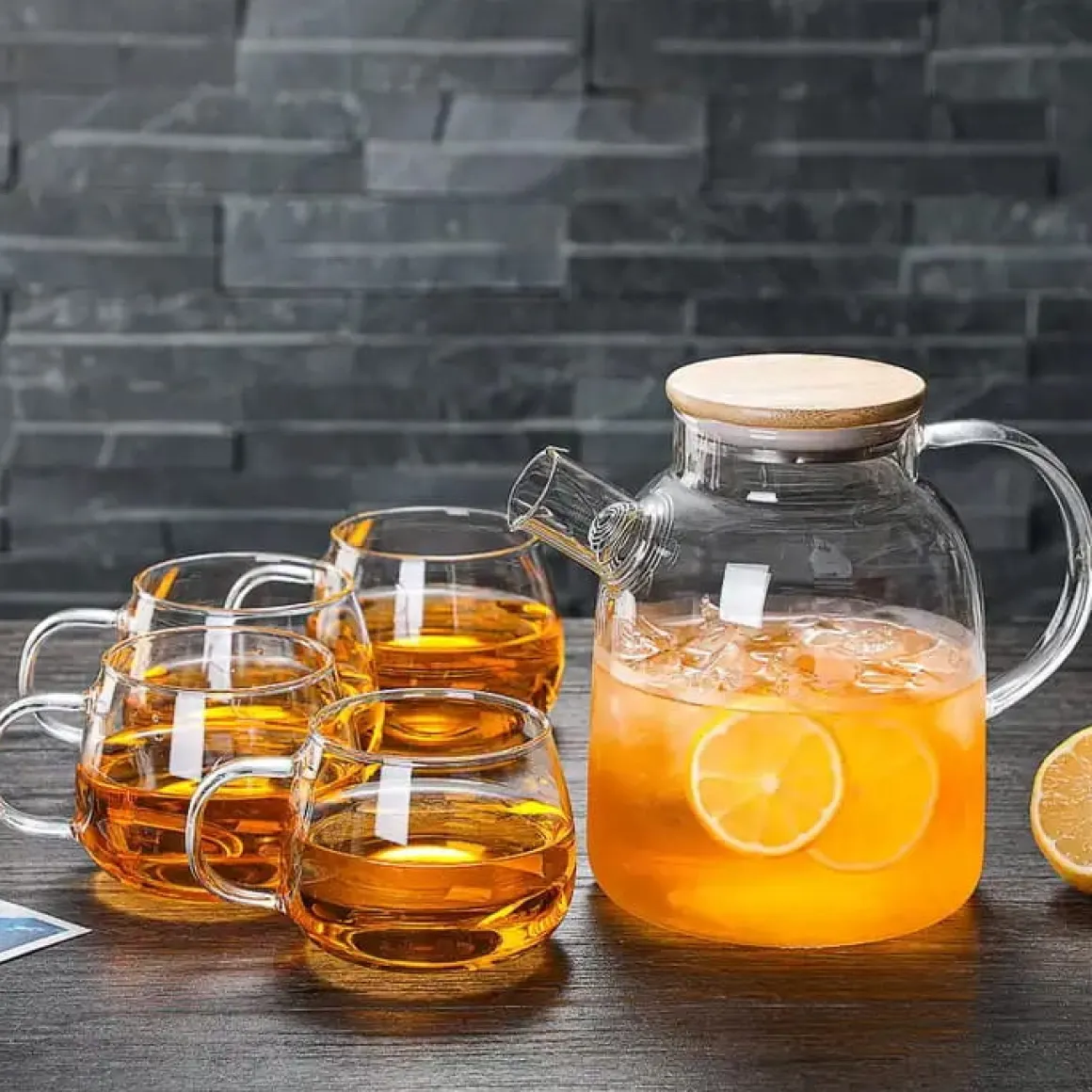 Uniwersalny szklany dzbanek do napojów z pokrywką 1,5L