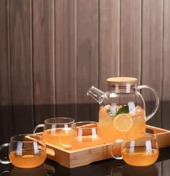 Uniwersalny szklany dzbanek do napojów z pokrywką 1,5L