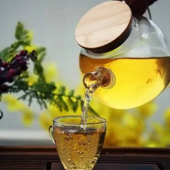 Uniwersalny szklany dzbanek do napojów z pokrywką 1,5L