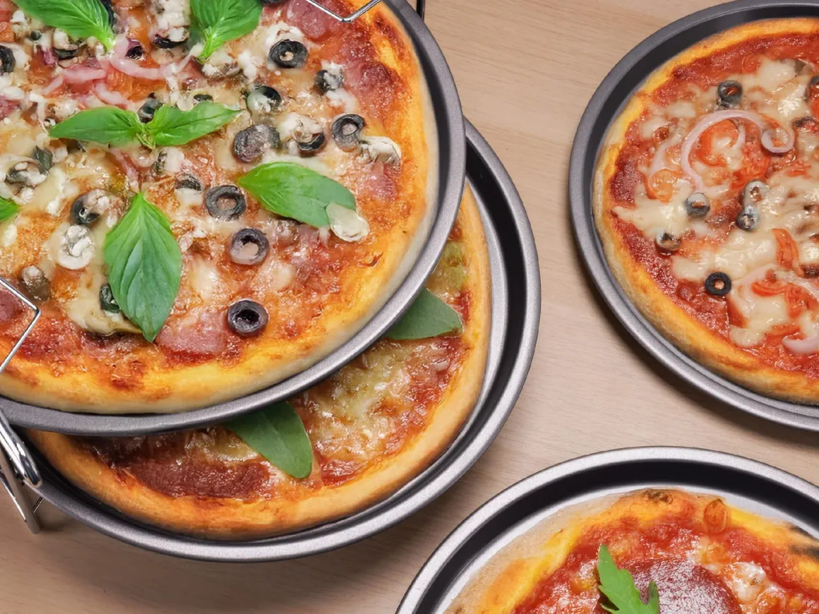 ZESTAW 4 BLACH FORM DO PIZZY ZE STOJAKIEM FORMA DO PIZZY 30 cm KAMILLE